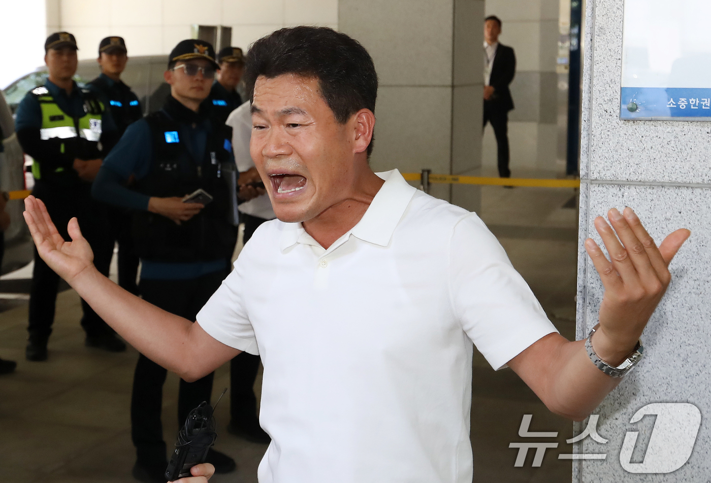 (창원=뉴스1) 윤일지 기자 = 한국사 강사 출신의 유튜버 전한길 씨가 27일 오후 경남 창원 성산구 경남도선거관리위원회에서 열린 6·3 지방선거에서 44표 차로 당락이 갈린 통영 …