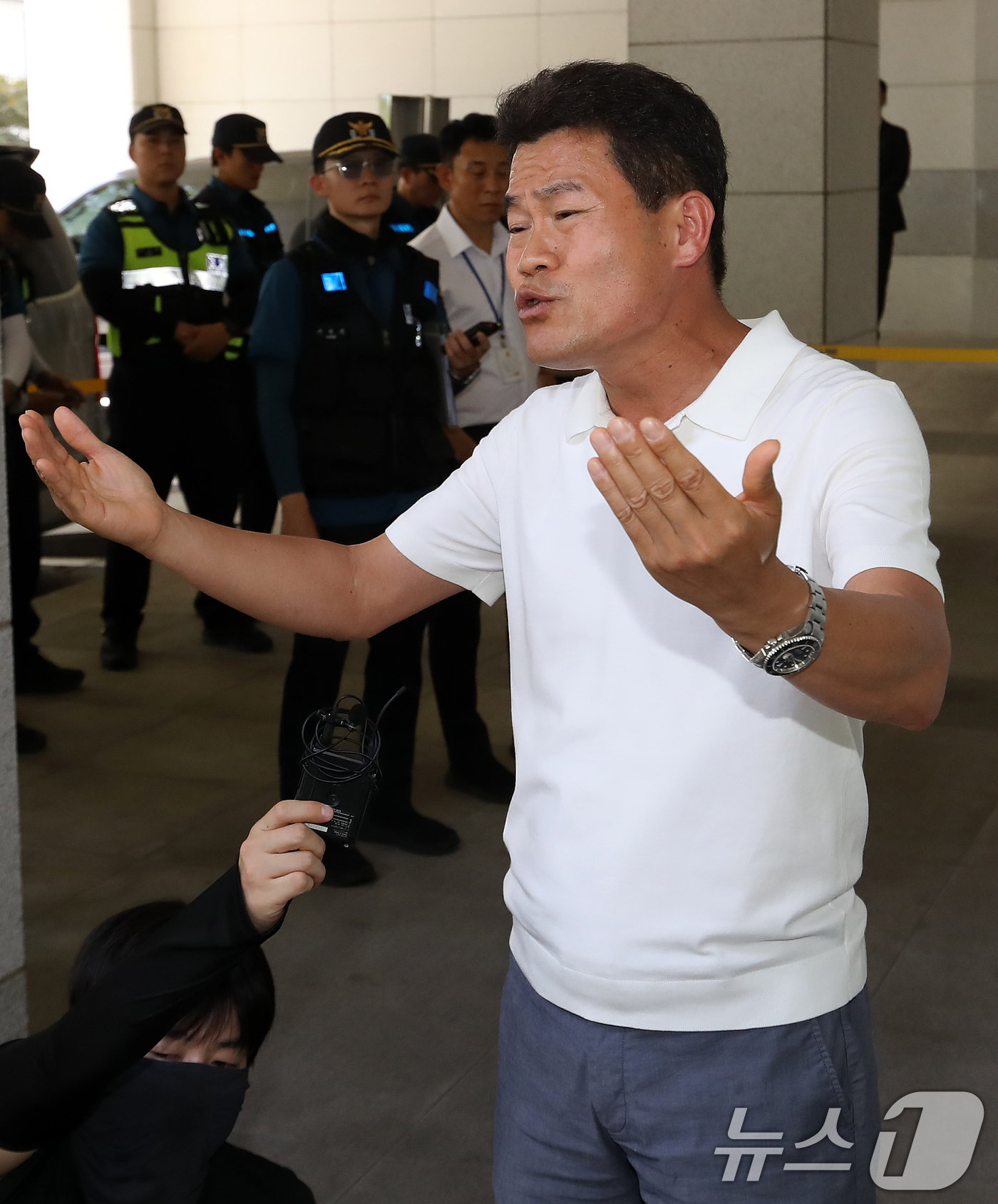 (창원=뉴스1) 윤일지 기자 = 한국사 강사 출신의 유튜버 전한길 씨가 27일 오후 경남 창원 성산구 경남도선거관리위원회에서 열린 6·3 지방선거에서 44표 차로 당락이 갈린 통영 …