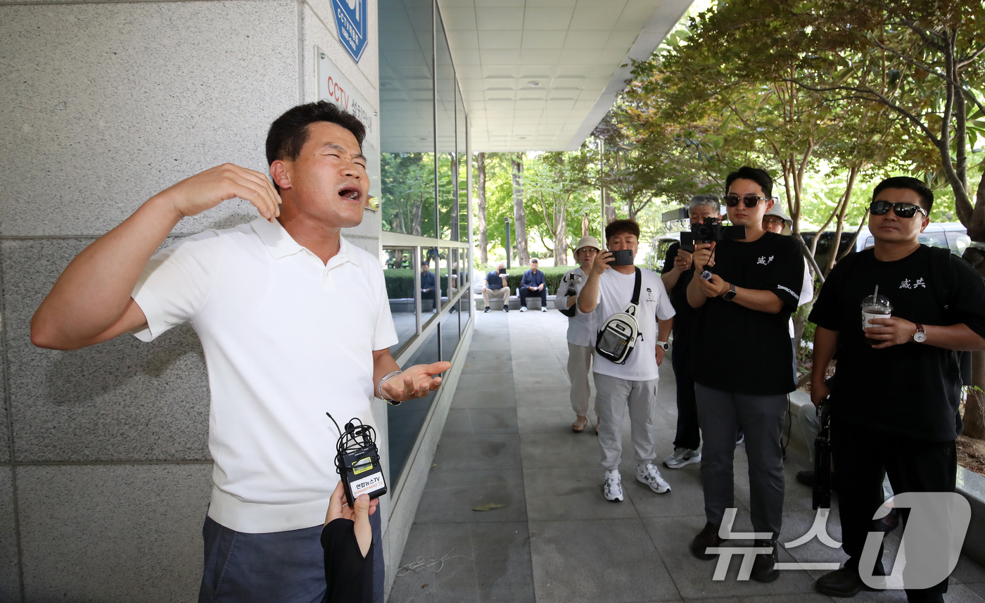 (창원=뉴스1) 윤일지 기자 = 한국사 강사 출신의 유튜버 전한길 씨가 27일 오후 경남 창원 성산구 경남도선거관리위원회에서 열린 6·3 지방선거에서 44표 차로 당락이 갈린 통영 …