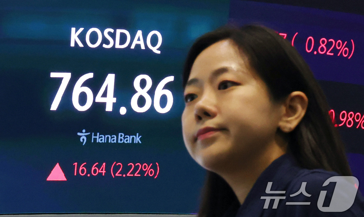 (서울=뉴스1) 임세영 기자 = 27일 서울 중구 하나은행 딜링룸 전광판에 코스닥 지수가 전일 종가와 비교해 6.64포인트(p)(2.22%) 상승한 764.86로 나타내고 있다.코 …