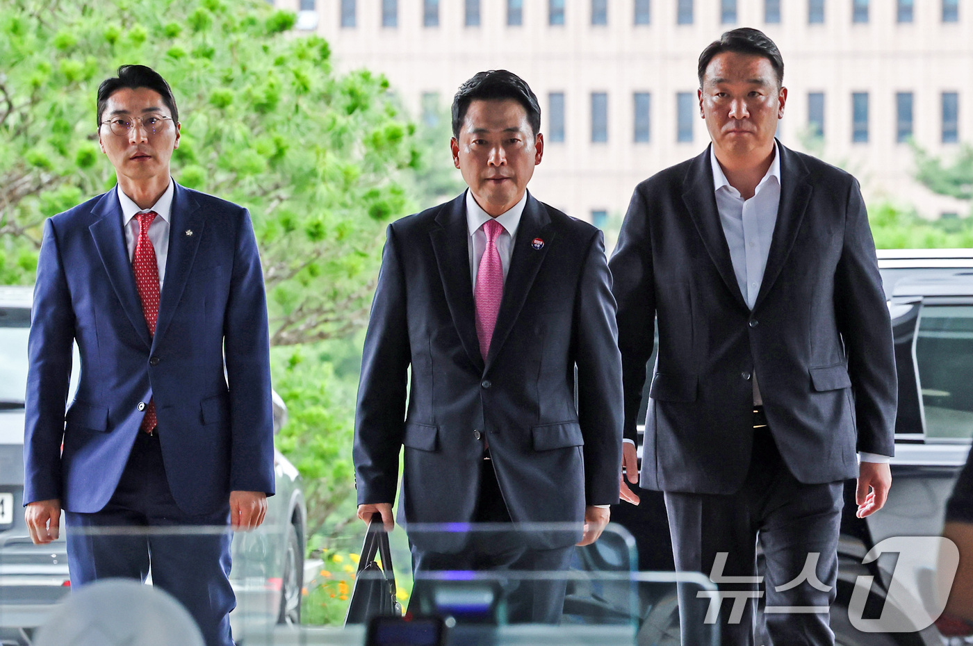 (과천=뉴스1) 최지환 기자 = 장동혁 국민의힘 대표가 27일 경기 과천시 중앙선거관리위원회에서 열린 6.3 지방선거 선거 소청 첫 심의에 출석하고 있다. 2026.7.27/뉴스1 …