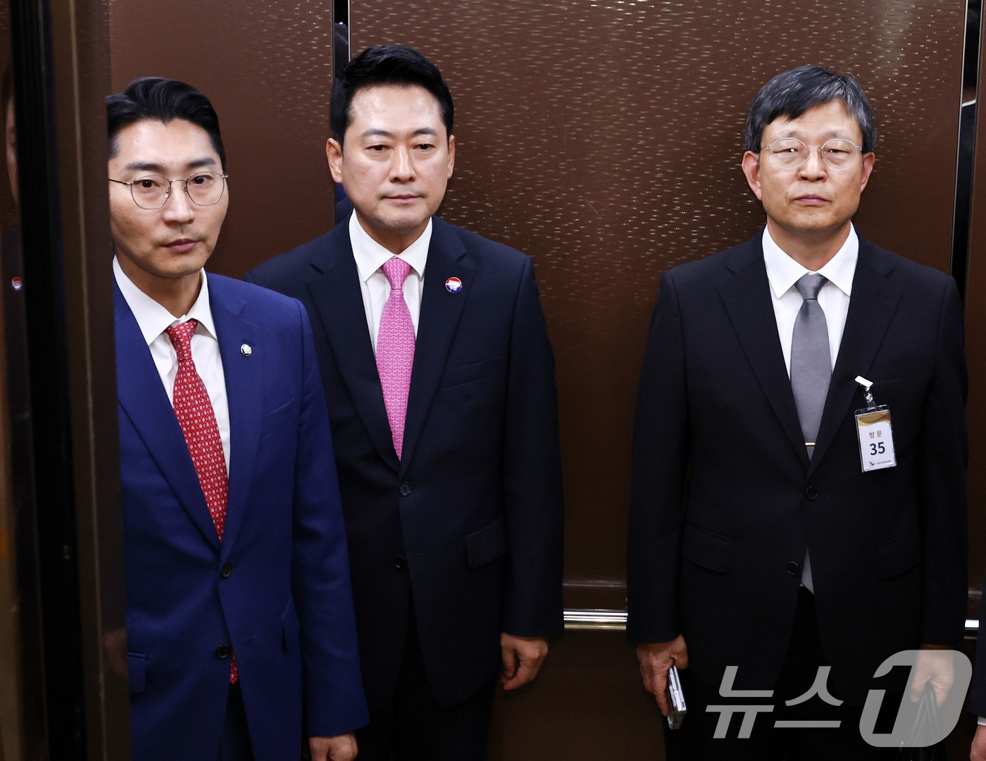 (과천=뉴스1) 최지환 기자 = 장동혁 국민의힘 대표가 27일 경기 과천시 중앙선거관리위원회에서 열린 6.3 지방선거 선거 소청 첫 심의에 출석하고 있다. 2026.7.27/뉴스1 …
