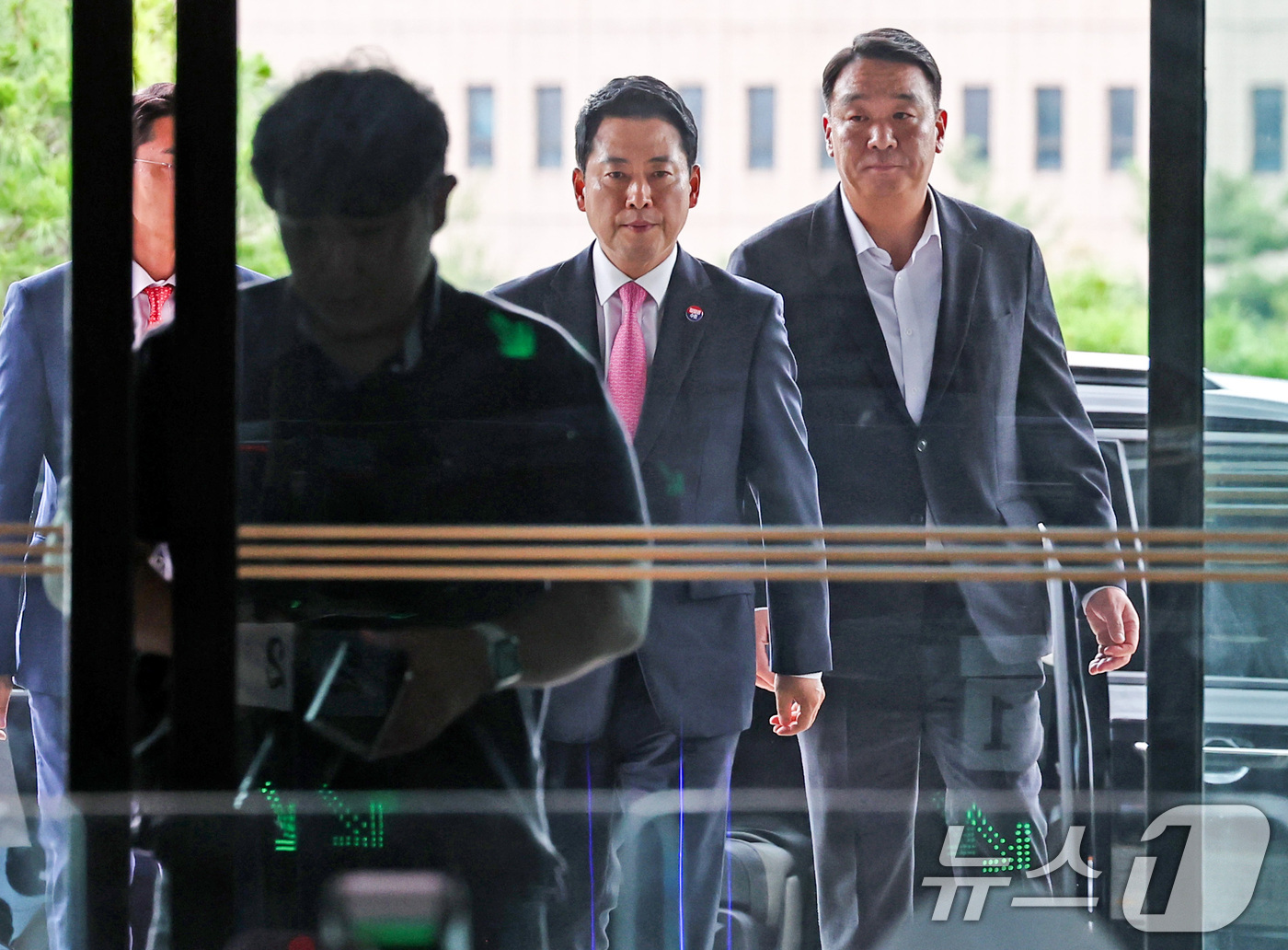 (과천=뉴스1) 최지환 기자 = 장동혁 국민의힘 대표가 27일 경기 과천시 중앙선거관리위원회에서 열린 6.3 지방선거 선거 소청 첫 심의에 출석하고 있다. 2026.7.27/뉴스1 …