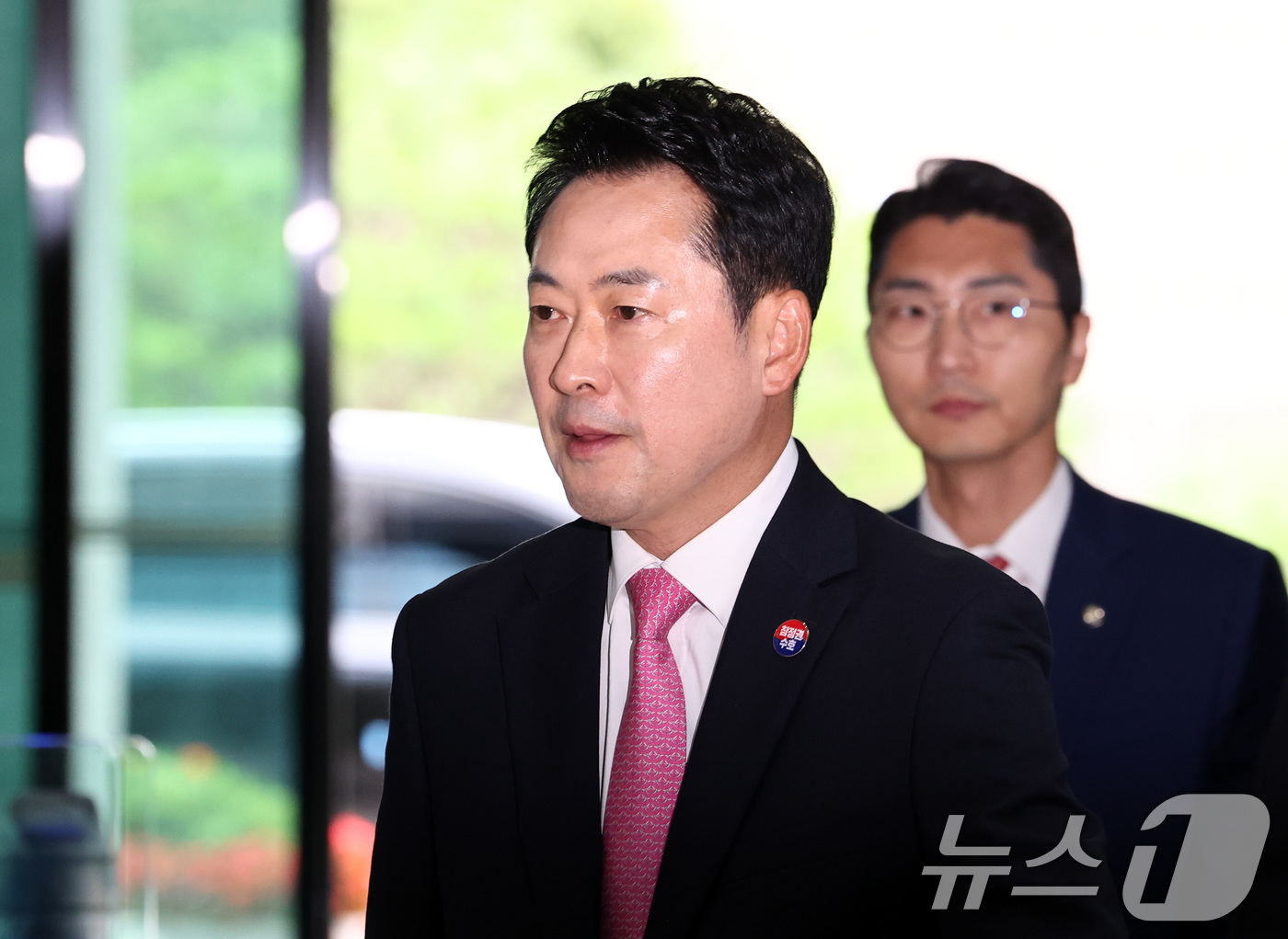 (과천=뉴스1) 최지환 기자 = 장동혁 국민의힘 대표가 27일 경기 과천시 중앙선거관리위원회에서 열린 6.3 지방선거 선거 소청 첫 심의에 출석하고 있다. 2026.7.27/뉴스1 …