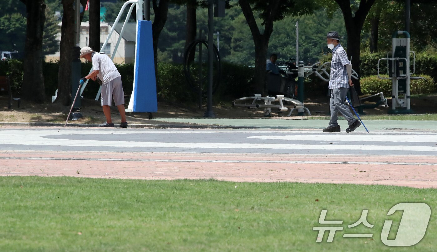 본문 이미지 - 폭염이 계속된 27일 대구 수성구 수성못 상화동산에서 노인들이 지팡이를 짚고 힘겹게 발걸음을 옮기고 있다. 2026.7.27 ⓒ 뉴스1 공정식 기자