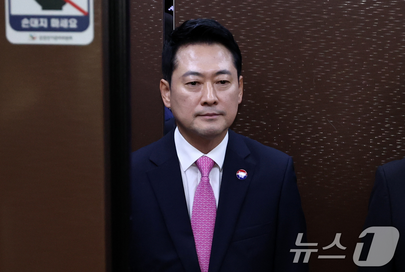 (과천=뉴스1) 최지환 기자 = 장동혁 국민의힘 대표가 27일 경기 과천시 중앙선거관리위원회에서 열린 6.3 지방선거 선거 소청 첫 심의에 출석하고 있다. 2026.7.27/뉴스1 …
