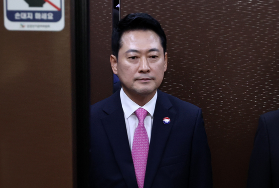 굳은 표정의 장동혁 대표