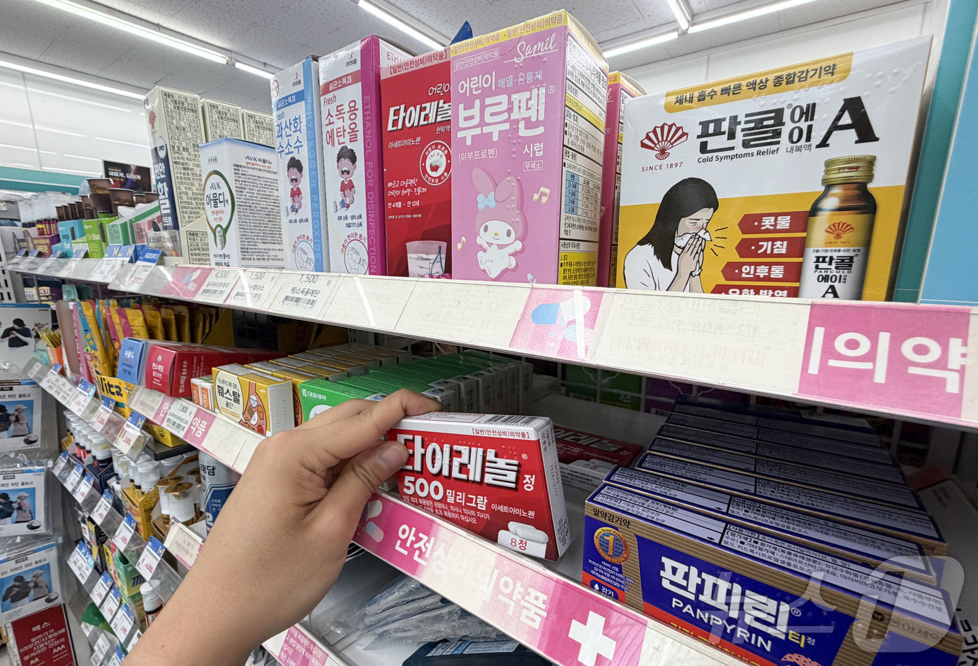 (서울=뉴스1) 이종수 기자 = 정부가 연말까지 편의점 안전상비의약품 품목을 기존 11개에서 최대 20개로 확대하는 방안을 추진하고 있다.사진은 27일 서울 시내 한 편의점에 진열 …