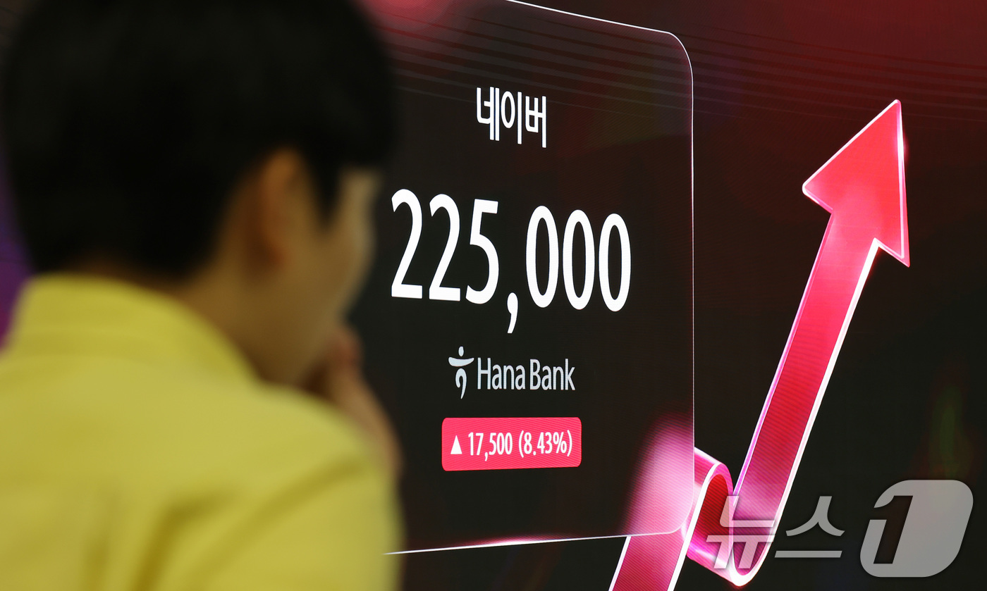 (서울=뉴스1) 임세영 기자 = 27일 서울 중구 하나은행 딜링룸 전광판에 네이버 주가가 표시되고 있다.이날 네이버(035420)는 엔비디아의 전략적 투자 유치 소식에 전 거래일 …