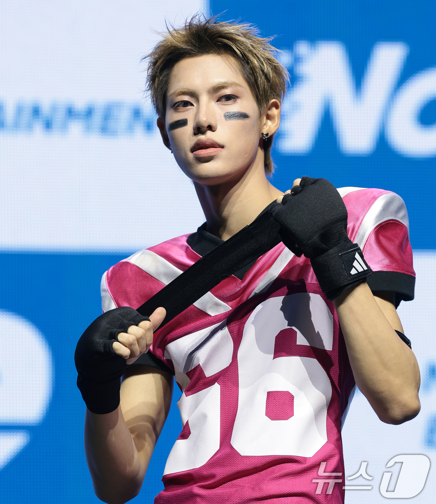 (서울=뉴스1) 권현진 기자 = 그룹 누에라(NouerA)의 유섭이 27일 서울 광진구 예스24라이브홀에서 열린 네 번째 미니앨범 '.exe(이엑스이)' 발매 쇼케이스에서 포즈를 …