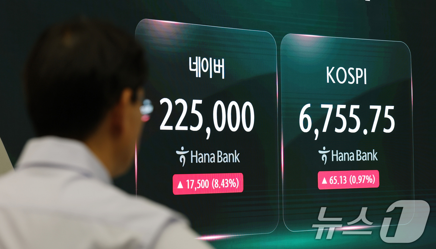 (서울=뉴스1) 임세영 기자 = 27일 서울 중구 하나은행 딜링룸 전광판에 네이버 주가가 표시되고 있다.이날 네이버(035420)는 엔비디아의 전략적 투자 유치 소식에 전 거래일 …