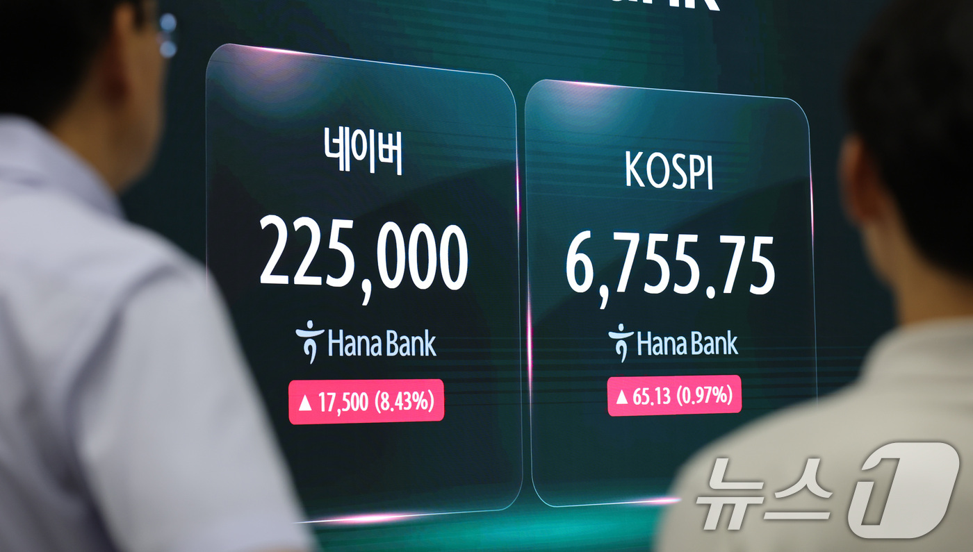 (서울=뉴스1) 임세영 기자 = 27일 서울 중구 하나은행 딜링룸 전광판에 네이버 주가가 표시되고 있다.이날 네이버(035420)는 엔비디아의 전략적 투자 유치 소식에 전 거래일 …