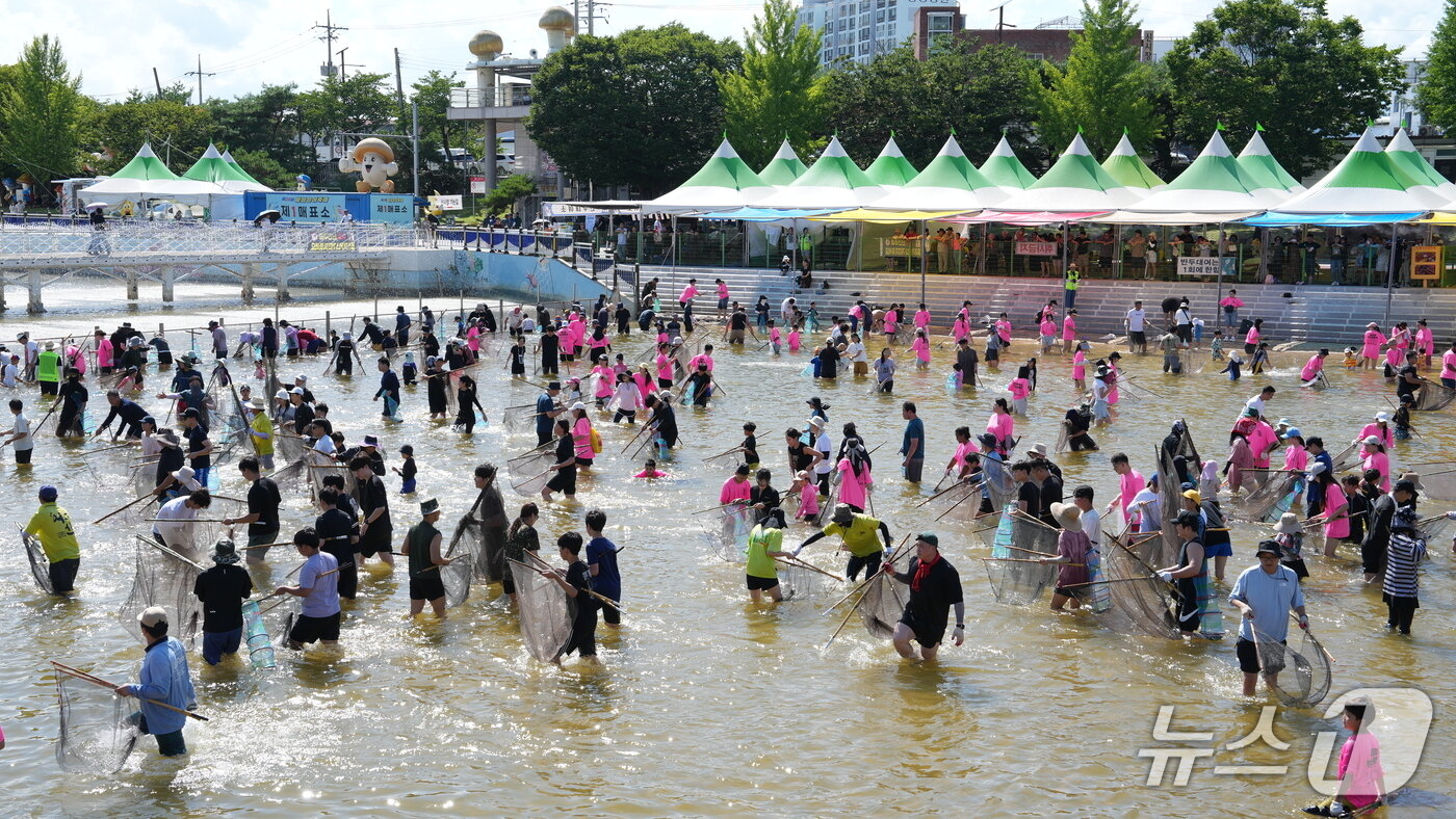 본문 이미지 - 봉화군 내성천에서 열린 은어축제에 방문객들이 은어 잡이 체험을 하고 있다.(봉화군 제공. 재판매 및 DB 금지)2026.7.27/뉴스1