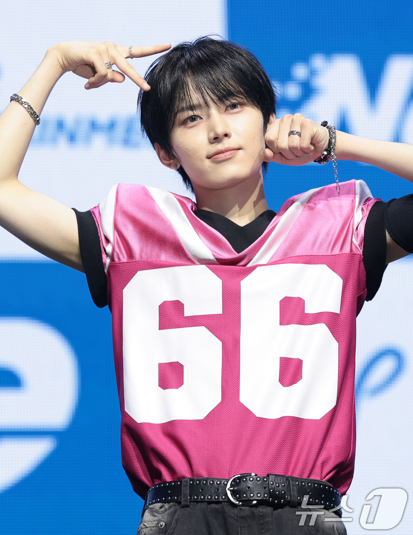 (서울=뉴스1) 권현진 기자 = 그룹 누에라(NouerA)의 린이 27일 서울 광진구 예스24라이브홀에서 열린 네 번째 미니앨범 '.exe(이엑스이)' 발매 쇼케이스에서 포즈를 취 …