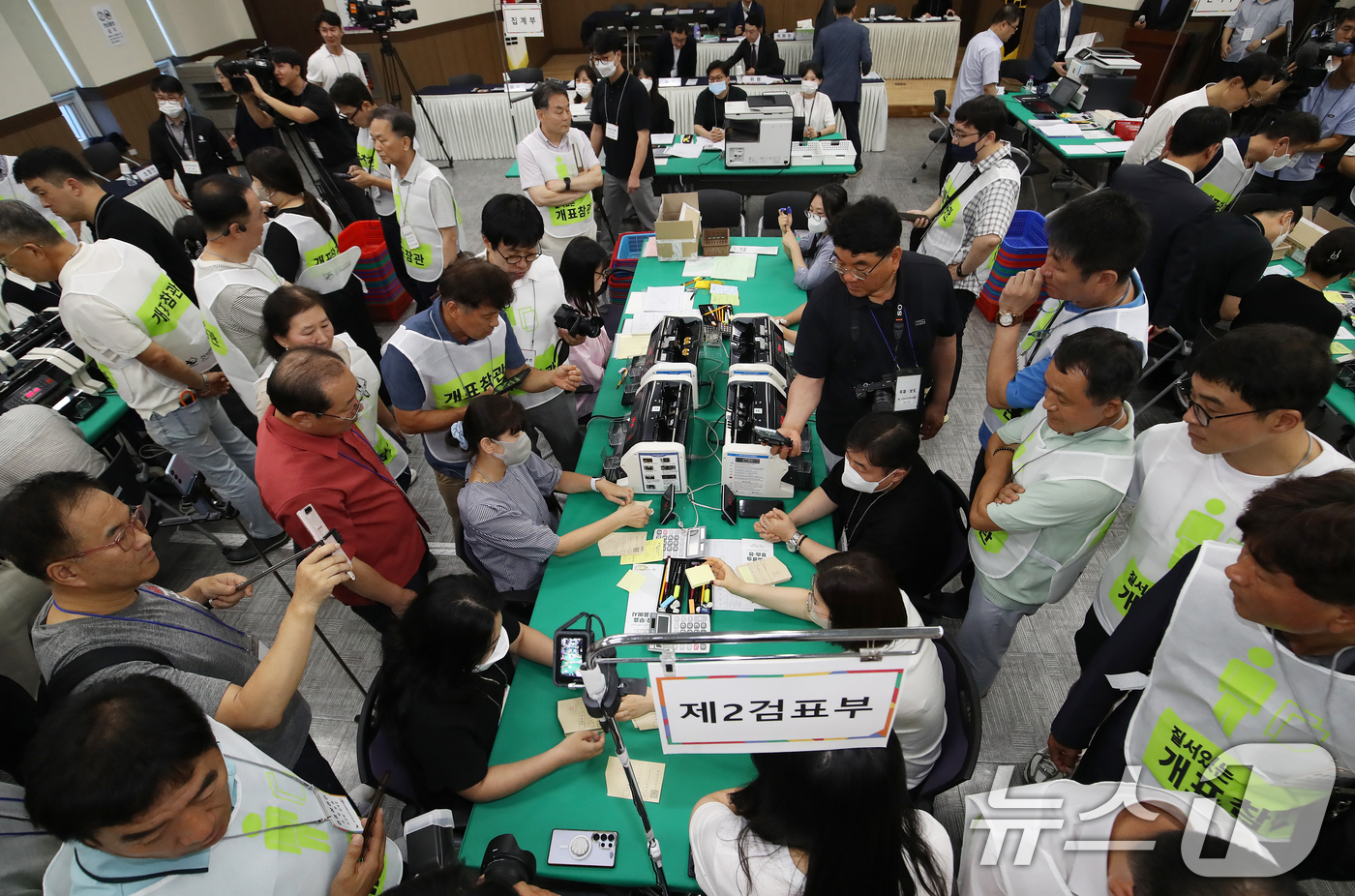 (창원=뉴스1) 윤일지 기자 = 27일 경남 창원 성산구 경남도선거관리위원회 대회의실에서 도 선관위 관계자들이 6·3 지방선거에서 44표 차로 당락이 갈린 통영시장 선거 재검표를 …