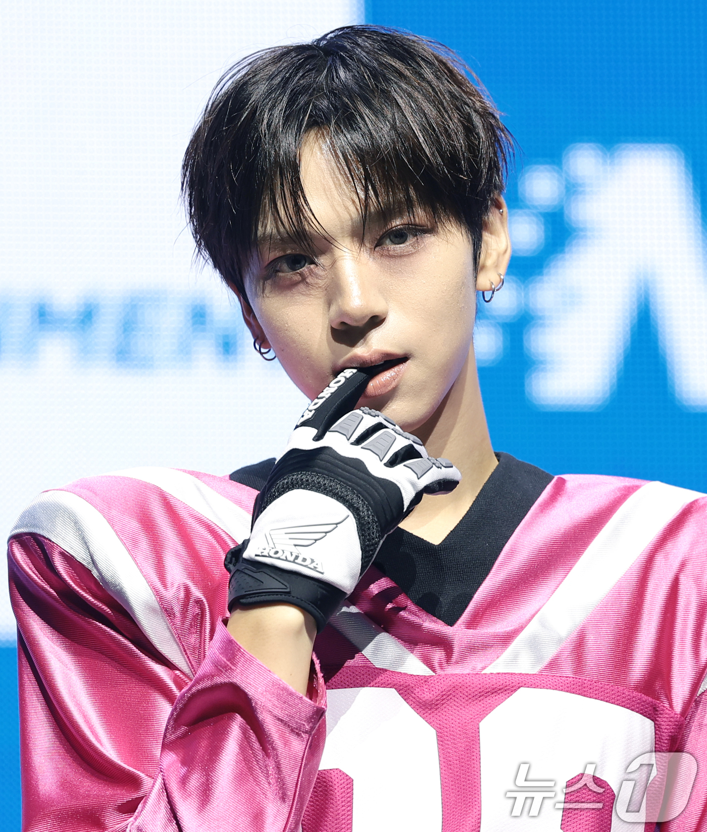 (서울=뉴스1) 권현진 기자 = 그룹 누에라(NouerA)의 현준이 27일 서울 광진구 예스24라이브홀에서 열린 네 번째 미니앨범 '.exe(이엑스이)' 발매 쇼케이스에서 포즈를 …