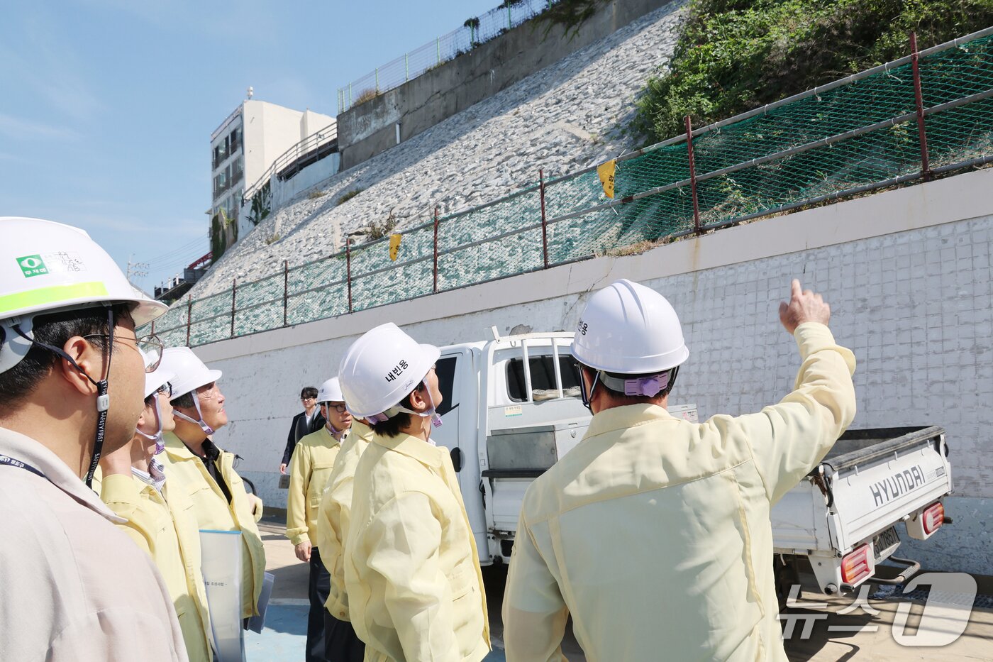 본문 이미지 - 전재수 부산시장이 27일 영도구 영선지구 급경사지 붕괴위험지역 정비사업 현장을 찾아 공사 진행 상황을 점검하고 있다.(부산시 제공. 재판매 및 DB금지)