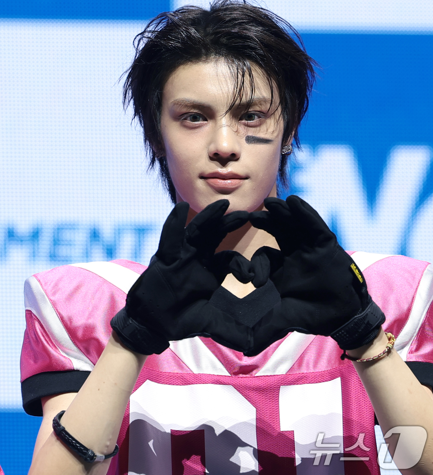 (서울=뉴스1) 권현진 기자 = 그룹 누에라(NouerA)의 판이 27일 서울 광진구 예스24라이브홀에서 열린 네 번째 미니앨범 '.exe(이엑스이)' 발매 쇼케이스에서 포즈를 취 …