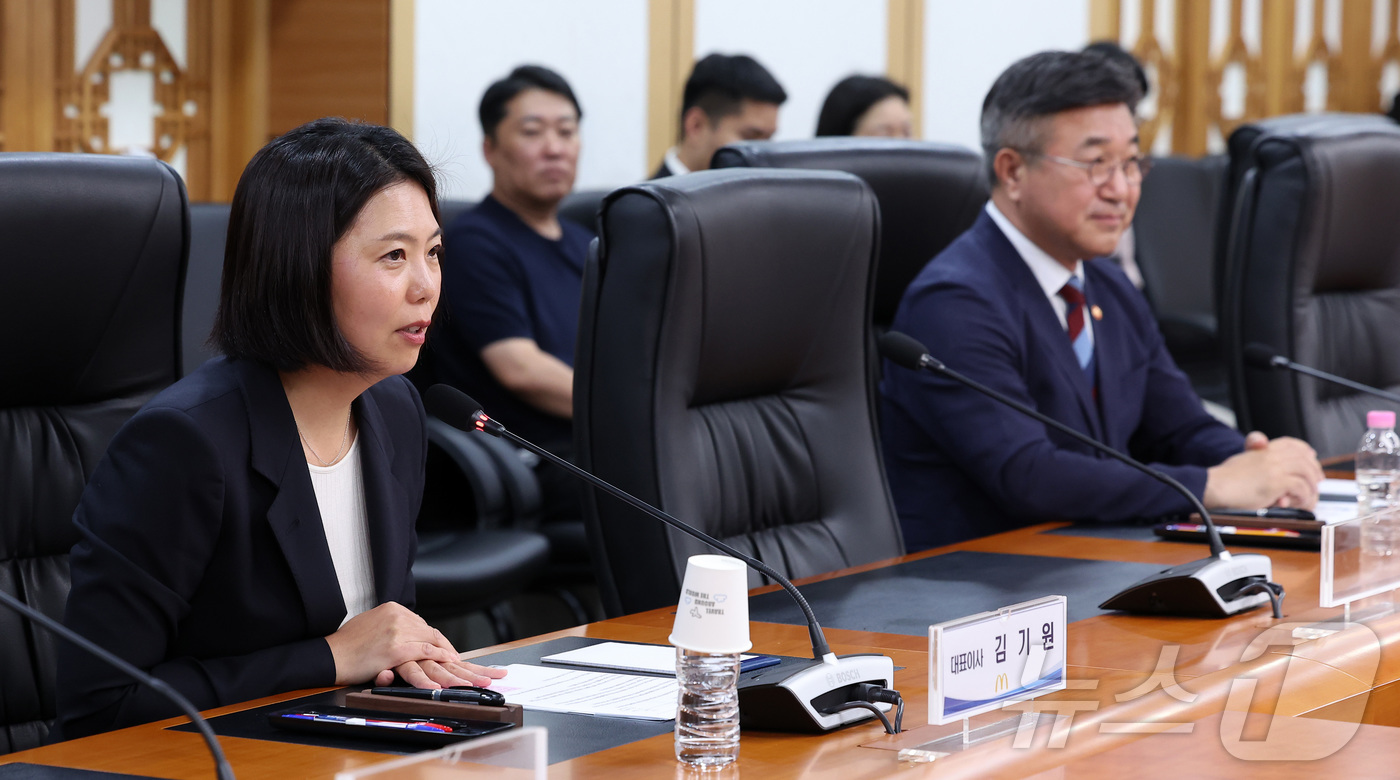 (서울=뉴스1) 김성진 기자 = 김기원 한국맥도날드 대표이사가 27일 서울 종로구 정부서울청사에서 열린 지역-맥도날드 상생협약 체결식에서 인사말을 하고 있다.