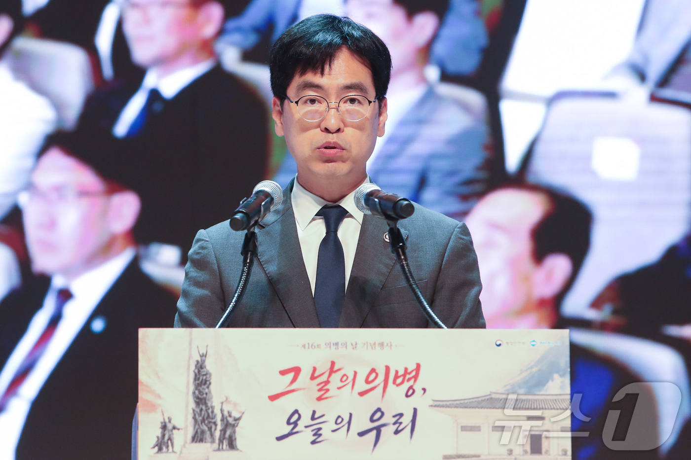 (서울=뉴스1) 전지아 수습기자 = 김민재 행정안전부 차관이 27일 오후 제천예술의전당에서 열린 제16회 의병의 날 기념행사에서 기념사를 하고 있다. (행정안전부 제공. 재판매 및 …