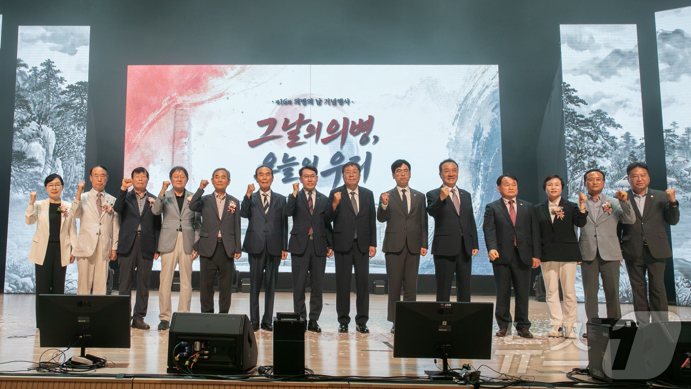 (서울=뉴스1) 전지아 수습기자 = 김민재 행정안전부 차관이 27일 오후 제천예술의전당에서 열린 제16회 의병의 날 기념행사를 마친 뒤 관계자들과 기념촬영을 하고있다. (행정안전부 …