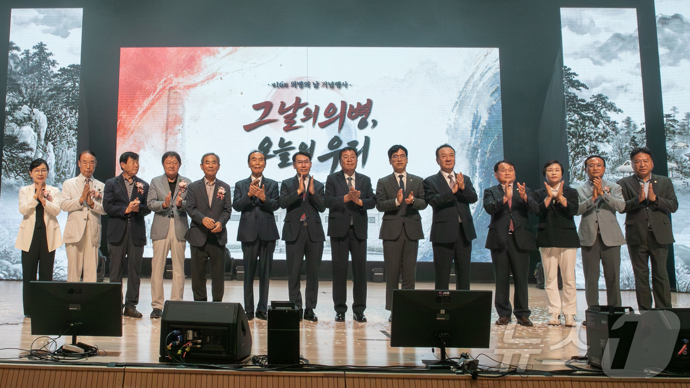 (서울=뉴스1) 전지아 수습기자 = 김민재 행정안전부 차관이 27일 오후 제천예술의전당에서 열린 제16회 의병의 날 기념행사를 마친 뒤 관계자들과 기념촬영을 하고있다. (행정안전부 …
