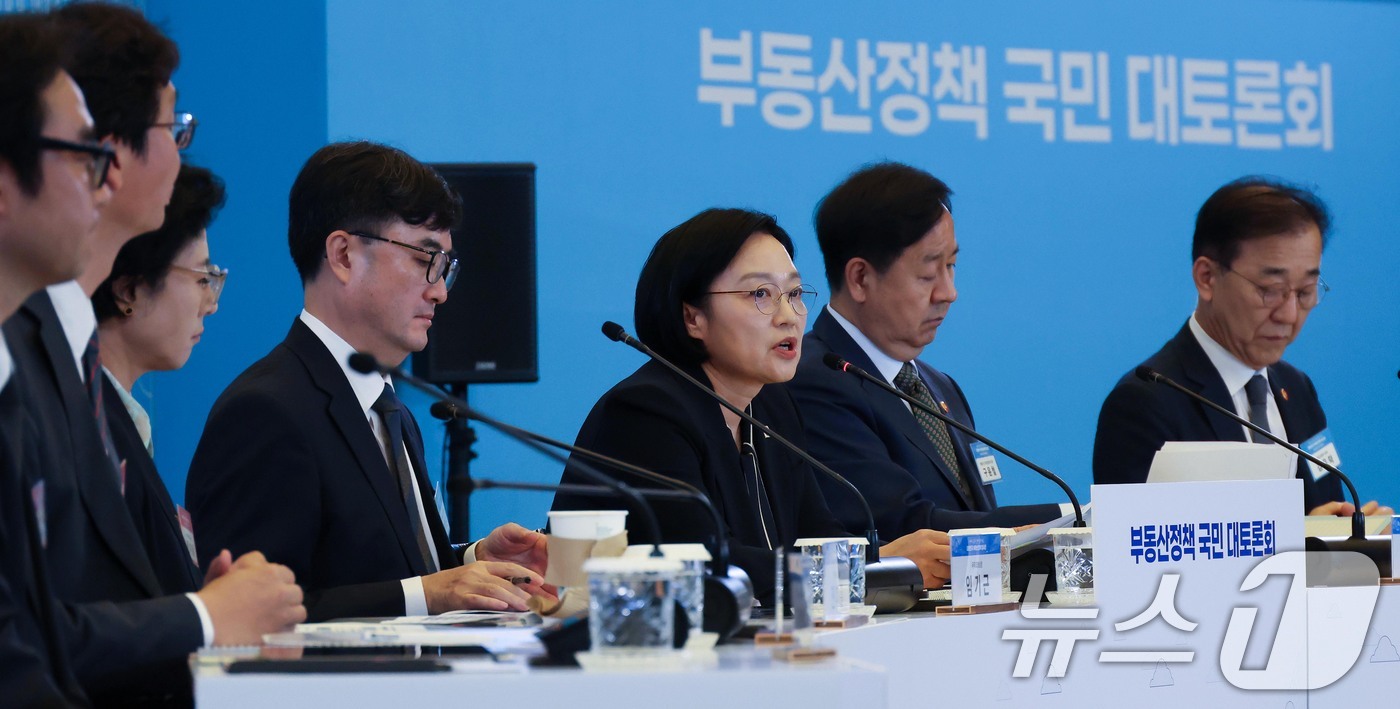 (서울=뉴스1) 김도우 기자 = 한성숙 국무총리가 27일 서울 중구 대한상공회의소에서 열린 부동산정책 국민 대토론회에서 모두발언을 하고 있다. (공동취재) 2026.7.27/뉴스1 …