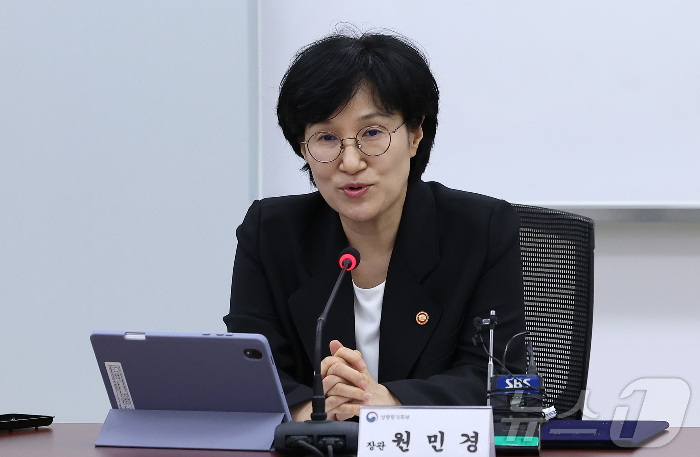 (서울=뉴스1) 김성진 기자 = 원민경 성평등가족부 장관이 27일 서울 종로구 정부서울청사에서 열린 불법·유해정보 차단 등 선제적 대응을 위한 성평등가족부-한국인터넷진흥원 업무협약 …