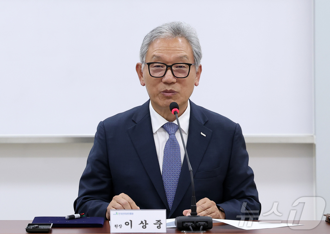 (서울=뉴스1) 김성진 기자 = 이상중 한국인터넷진흥원장이 27일 서울 종로구 정부서울청사에서 열린 불법·유해정보 차단 등 선제적 대응을 위한 성평등가족부-한국인터넷진흥원 업무협약 …