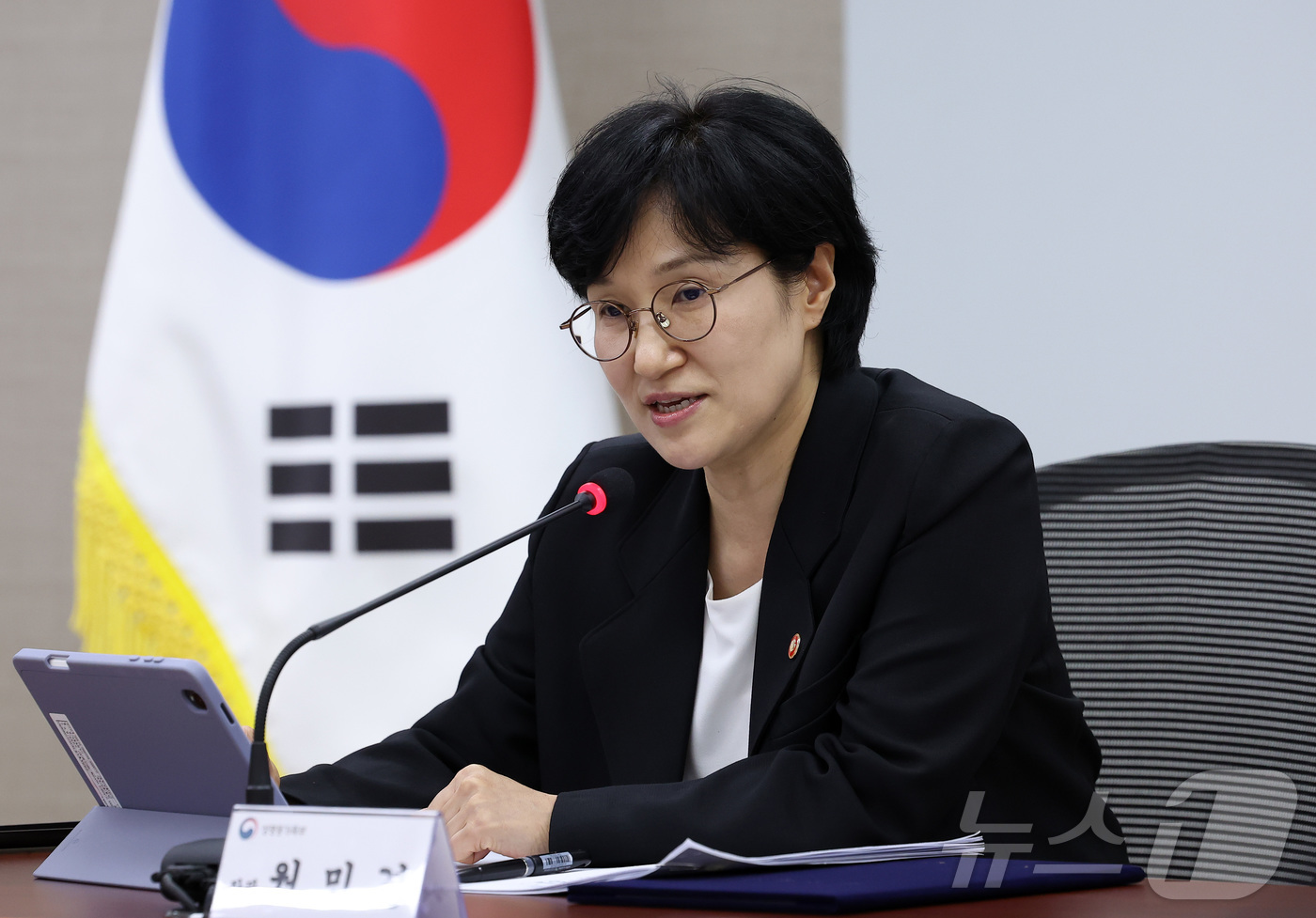 (서울=뉴스1) 김성진 기자 = 원민경 성평등가족부 장관이 27일 서울 종로구 정부서울청사에서 열린 불법·유해정보 차단 등 선제적 대응을 위한 성평등가족부-한국인터넷진흥원 업무협약 …