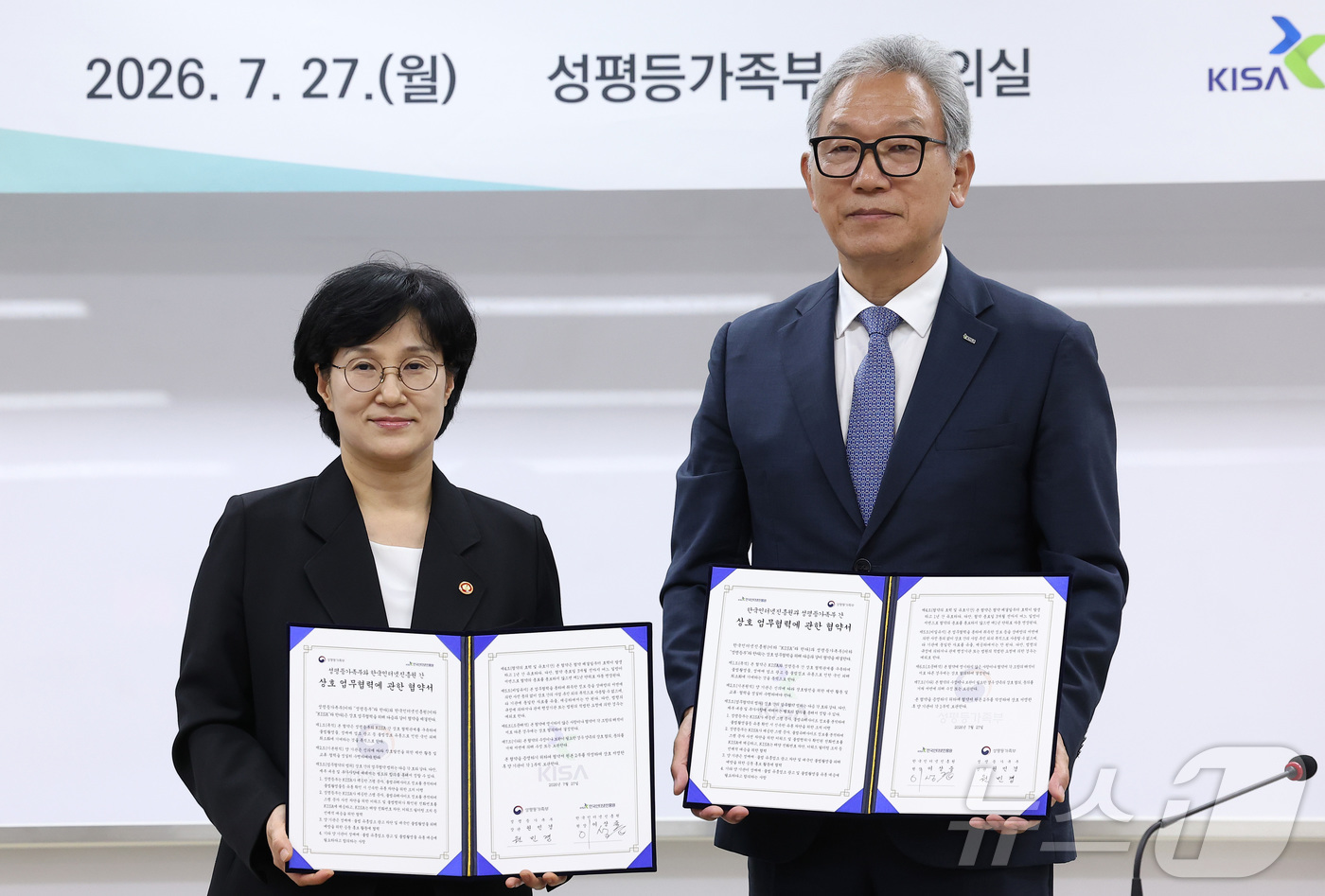 (서울=뉴스1) 김성진 기자 = 원민경 성평등가족부 장관과 이상중 한국인터넷진흥원장이 27일 서울 종로구 정부서울청사에서 열린 불법·유해정보 차단 등 선제적 대응을 위한 성평등가족 …