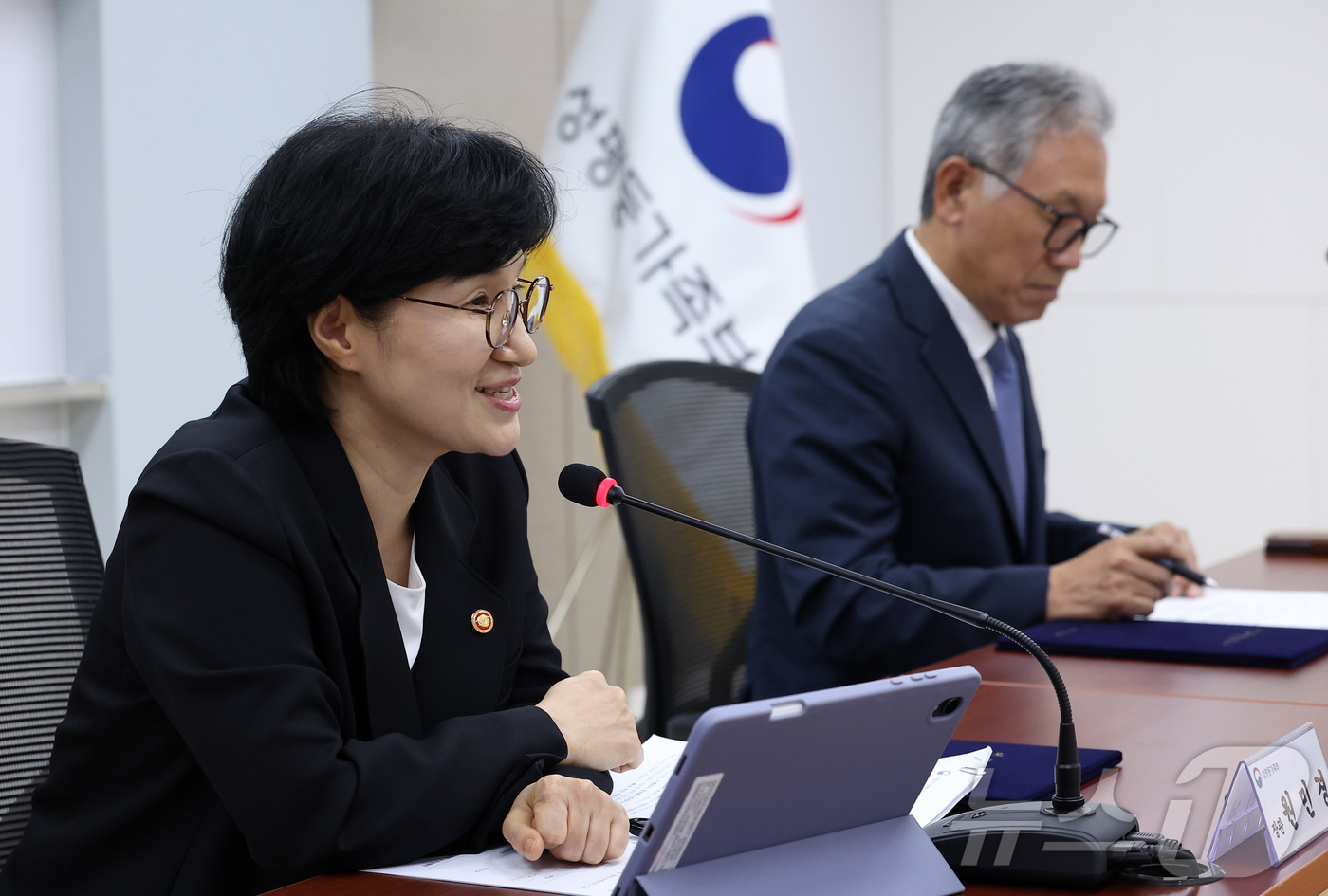 (서울=뉴스1) 김성진 기자 = 원민경 성평등가족부 장관이 27일 서울 종로구 정부서울청사에서 열린 불법·유해정보 차단 등 선제적 대응을 위한 성평등가족부-한국인터넷진흥원 업무협약 …