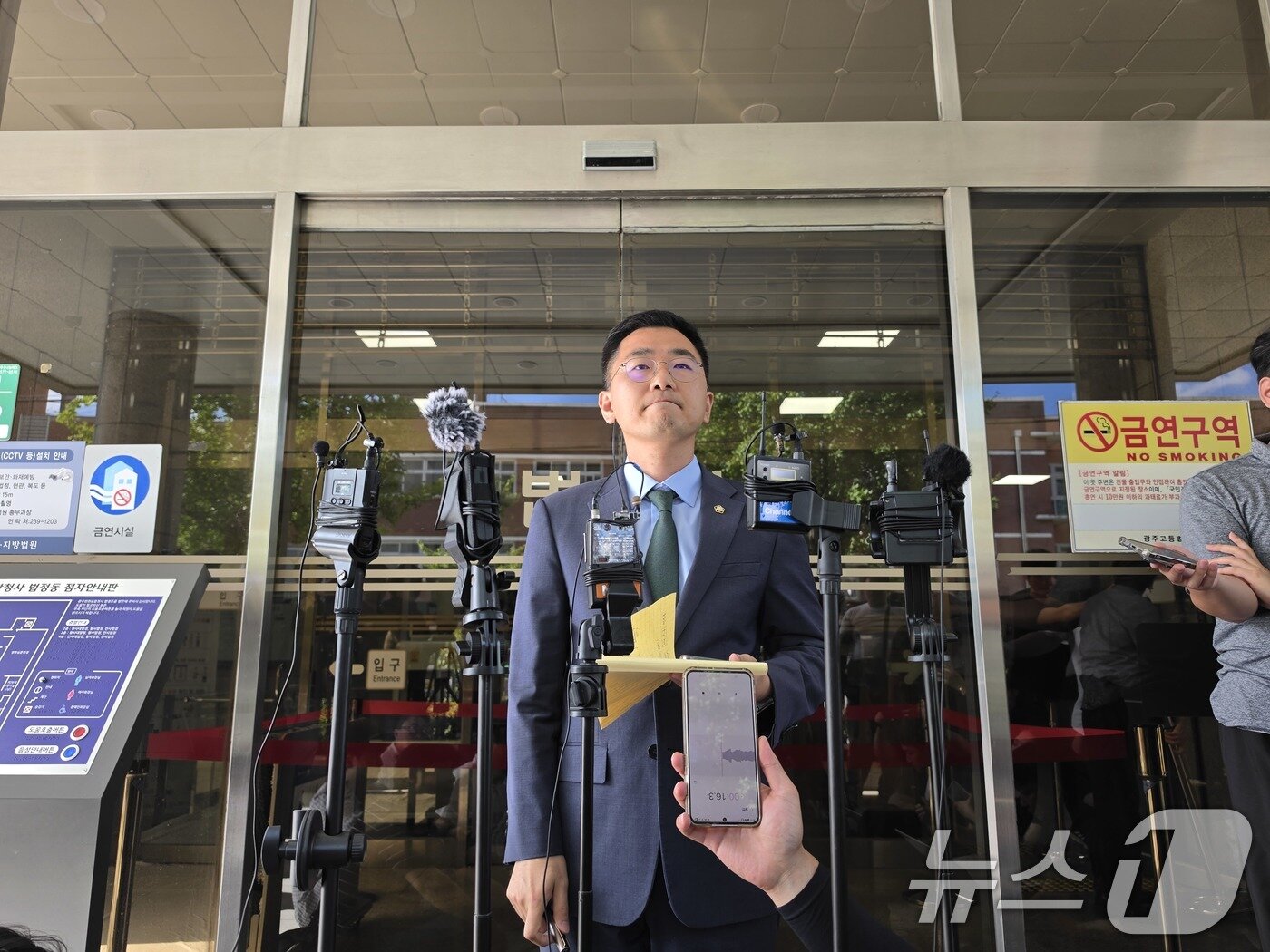 본문 이미지 - 고(故) 이채원양 유족의 법률 대리인인 김문석 민주사회를 위한 변호사모임 전남광주지부 공익소송단장(변호사)이 27일 광주지법에서 열린 장윤기 세 번째 공판 이후 입장을 밝히고 있다. 2026.7.27 ⓒ 뉴스1 이수민 기자