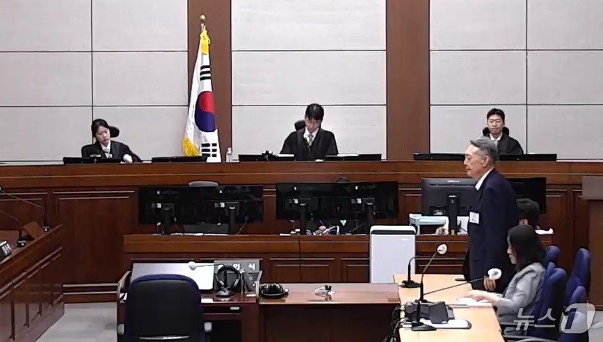 (서울=뉴스1) = 27일 서울 서초구 서울중앙지방법원에서 윤석열 전 대통령의 공직선거법 위반 혐의 1심 선고가 진행되고 있다.이날 법원은 윤석열에게 징역 1년 6개월에 집행유예 …