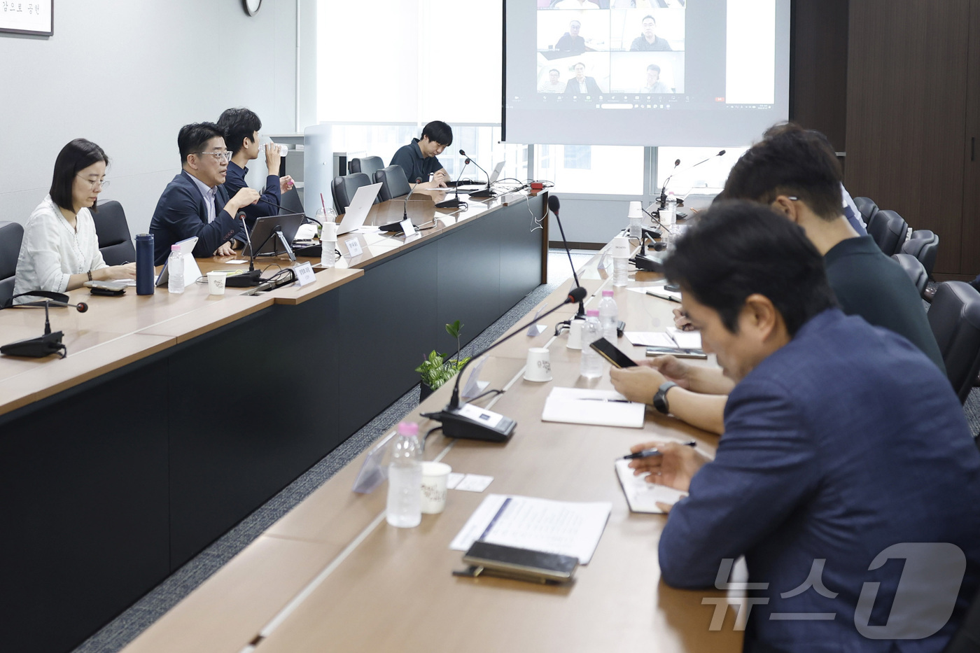 (서울=뉴스1) 전지아 수습기자 = 양기욱 산업통상자원부 산업자원안보실장 주재로 27일 오후 서울 영등포구 석유협회 대회의실에서 정유업계 및 해운업계 관계자 등이 참석한 원유 수급 …