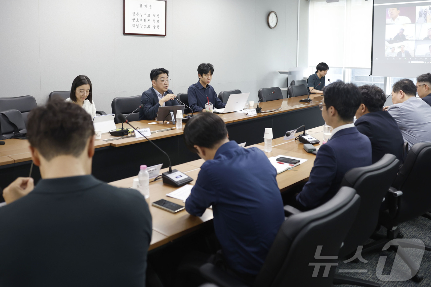 (서울=뉴스1) 전지아 수습기자 = 양기욱 산업통상자원부 산업자원안보실장 주재로 27일 오후 서울 영등포구 석유협회 대회의실에서 정유업계 및 해운업계 관계자 등이 참석한 원유 수급 …