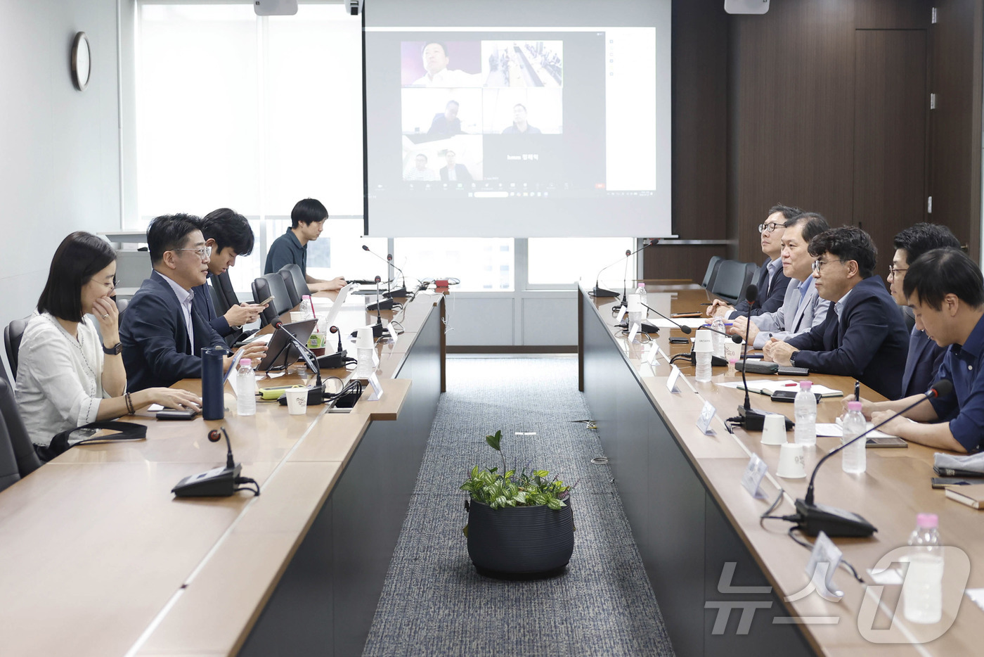 (서울=뉴스1) 전지아 수습기자 = 양기욱 산업통상자원부 산업자원안보실장 주재로 27일 오후 서울 영등포구 석유협회 대회의실에서 중동 지역 긴장 재고조와 홍해 통항 리스크 확대에 …