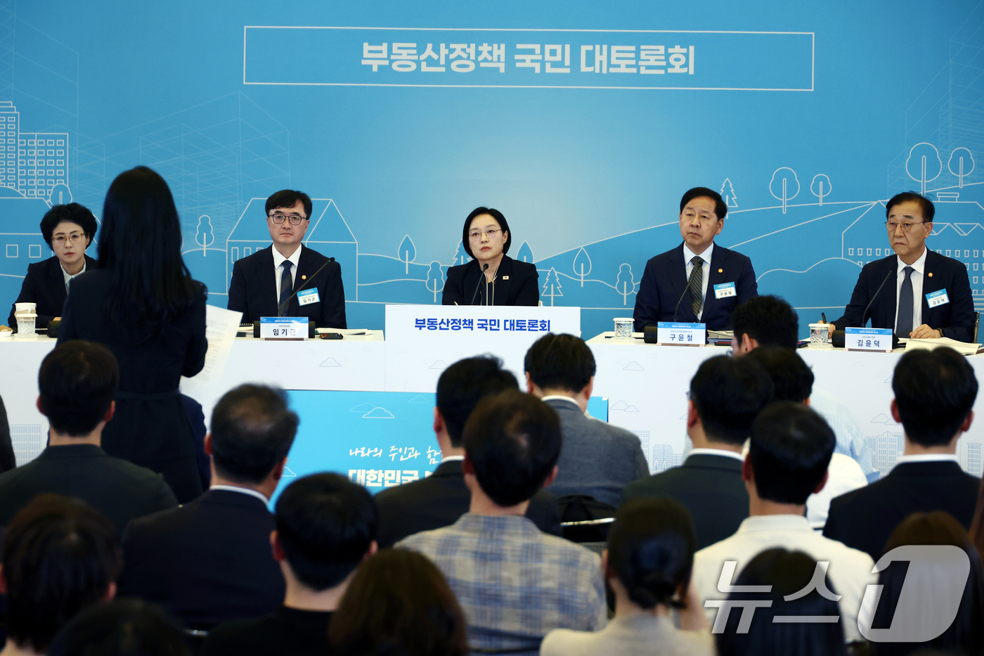 (서울=뉴스1) 김도우 기자 = 한성숙 국무총리가 27일 서울 대한상공회의소에서 열린 부동산정책 국민 대토론회에서 질문을 듣고 있다. (공동취재) 2026.7.27/뉴스1