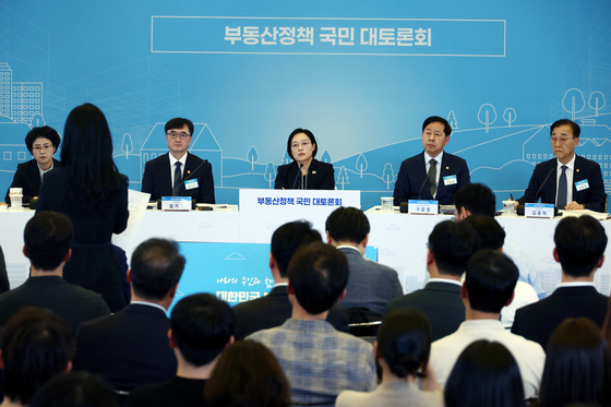 질문 듣는 한성숙 국무총리