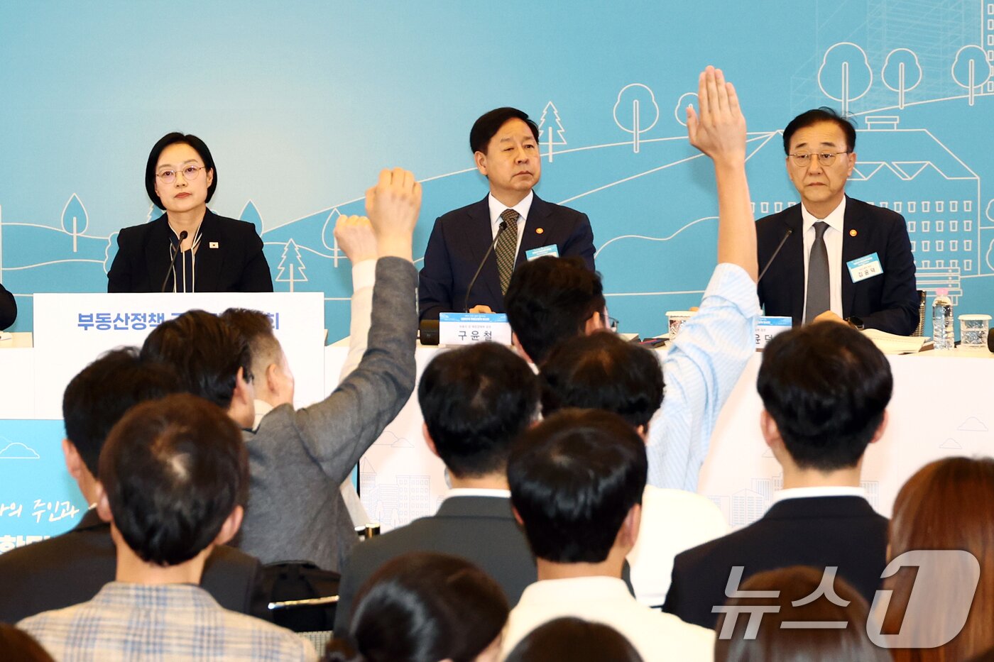 본문 이미지 - 한성숙 국무총리와 구윤철 부총리 겸 재정경제부 장관, 김윤덕 국토교통부 장관이 27일 서울 대한상공회의소에서 열린 부동산정책 국민 대토론회에서 참석자들의 질문을 받고 있다. (공동취재) 2026.7.27 ⓒ 뉴스1 김도우 기자
