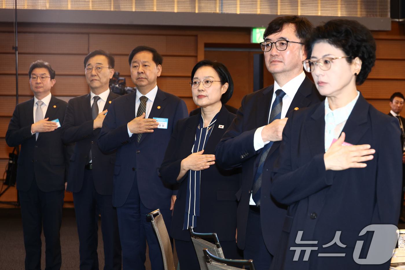 (서울=뉴스1) 김도우 기자 = 한성숙 국무총리가 27일 서울 대한상공회의소에서 열린 부동산정책 국민 대토론회에서 국민의례를 하고 있다. (공동취재) 2026.7.27/뉴스1