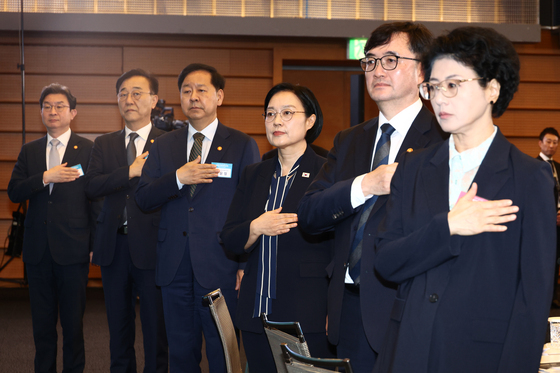 국민의례하는 한성숙 총리