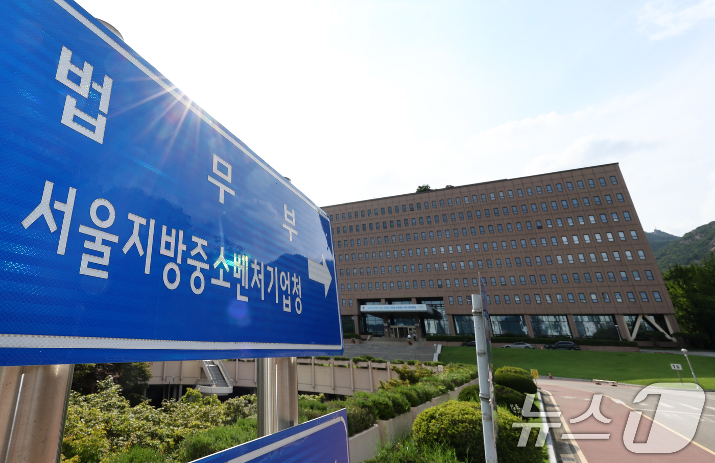 (과천=뉴스1) 최지환 기자 = 권창영 2차 종합특검이 27일 검찰의 ‘도이치모터스 주가조작 수사 무마 의혹’과 관련해 법무부와 대검찰청, 서울중앙지검을 압수수색에 나섰다.사진은 …