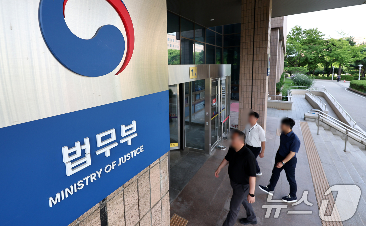 (과천=뉴스1) 최지환 기자 = 권창영 2차 종합특검이 27일 검찰의 ‘도이치모터스 주가조작 수사 무마 의혹’과 관련해 법무부와 대검찰청, 서울중앙지검을 압수수색에 나섰다.사진은 …