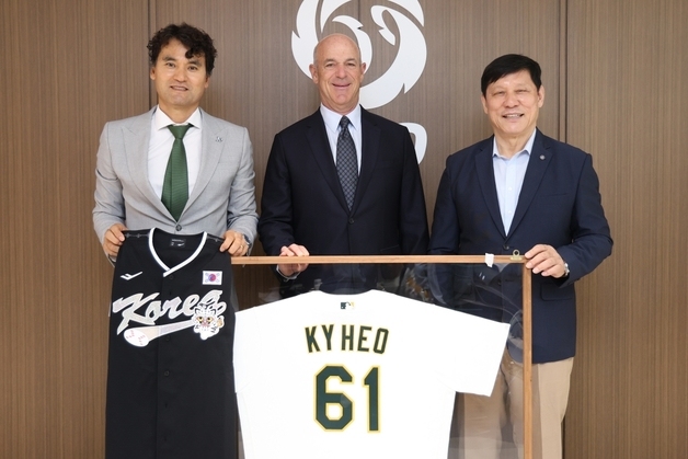 MLB 애슬레틱스 구단주·박찬호, KBO와 교류 논의