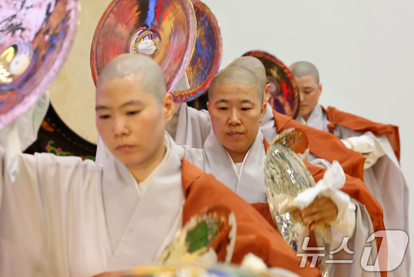 (부산=뉴스1) 윤일지 기자 = 27일 부산 해운대구 벡스코에서 열린 제48차 유네스코 세계유산위원회 대한민국관에서 진관사 국행수륙재보존회 스님들이 대형 괘불을 배경으로 천수바라춤 …