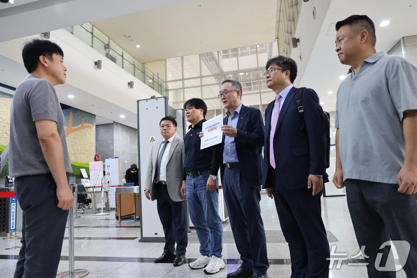 본문 이미지 - 소상공인연합회 대표단이 27일 고용노동부 청사에서 근로기준정책과 담당자에게 이의제기서를 제출하고있다. (소상공인연합회 제공. 재판매 및 DB금지) 2026.7.27 /뉴스1