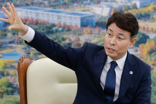 "100일 현장행정에 내 철학 다 있다…구민 주권 행복도시 서구가 목표"