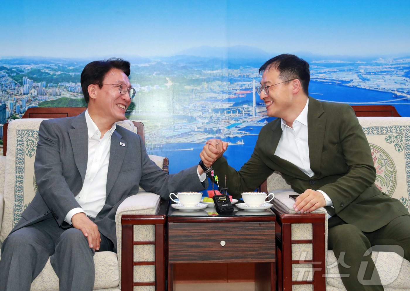 (울산=뉴스1) = 국무총리를 지낸 김민석 더불어민주당 당 대표 후보(왼쪽)가 27일 오후 울산시청을 찾아 김상욱 울산시장과 대화를 나누고 있다.(울산시 제공. 재판매 및 DB금지 …