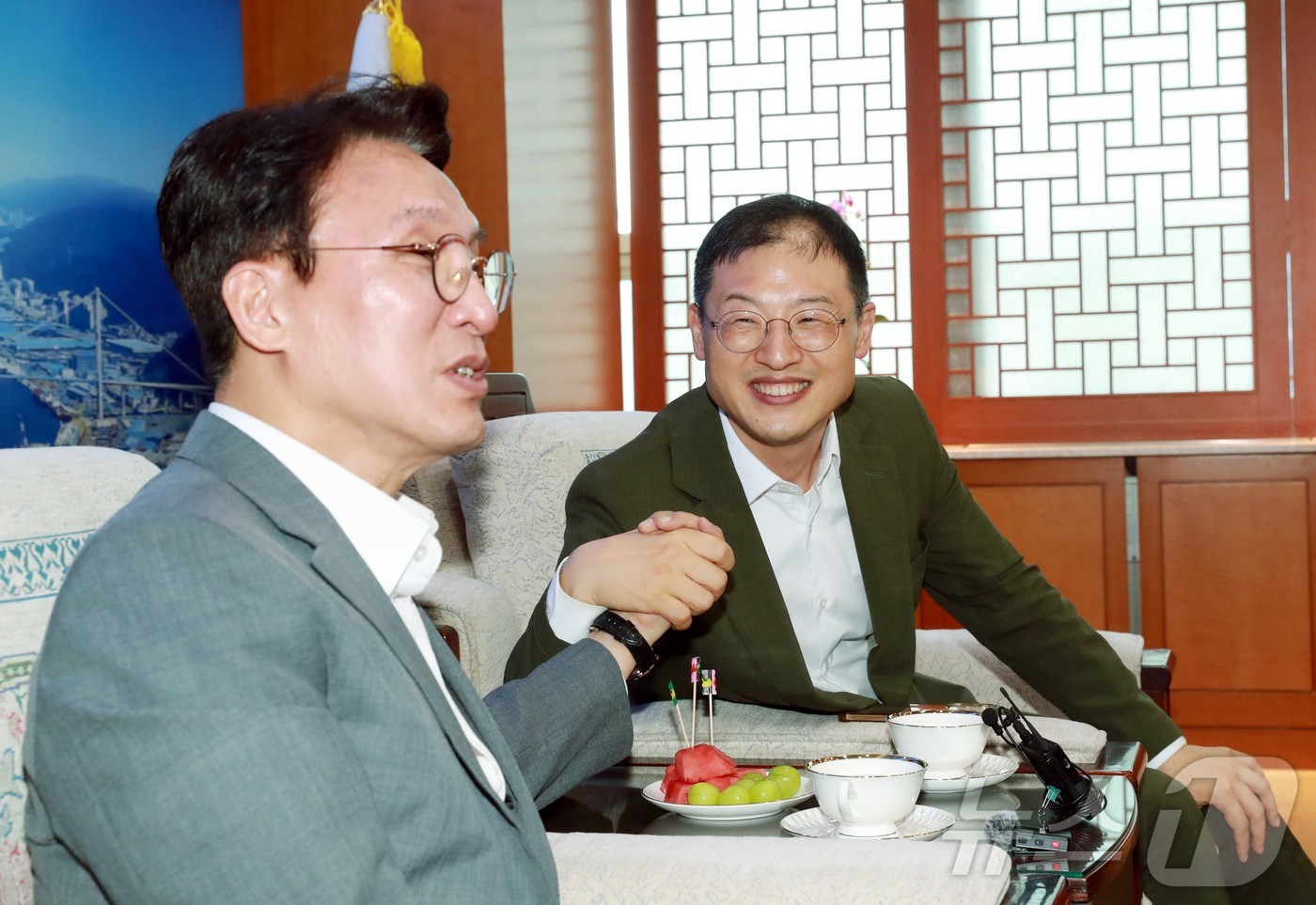 (울산=뉴스1) = 국무총리를 지낸 김민석 더불어민주당 당 대표 후보(왼쪽)가 27일 오후 울산시청을 찾아 김상욱 울산시장과 손을 맞잡고 있다.(울산시 제공. 재판매 및 DB금지) …